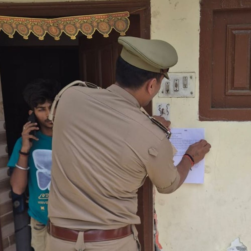 बीजेपी उपाध्यक्ष राजेश सिंघल के घर नोटिस चस्पा:शस्त्र जमा करने का अल्टीमेटम दिया, बाउंसर ने रिवाल्वर लहराया था