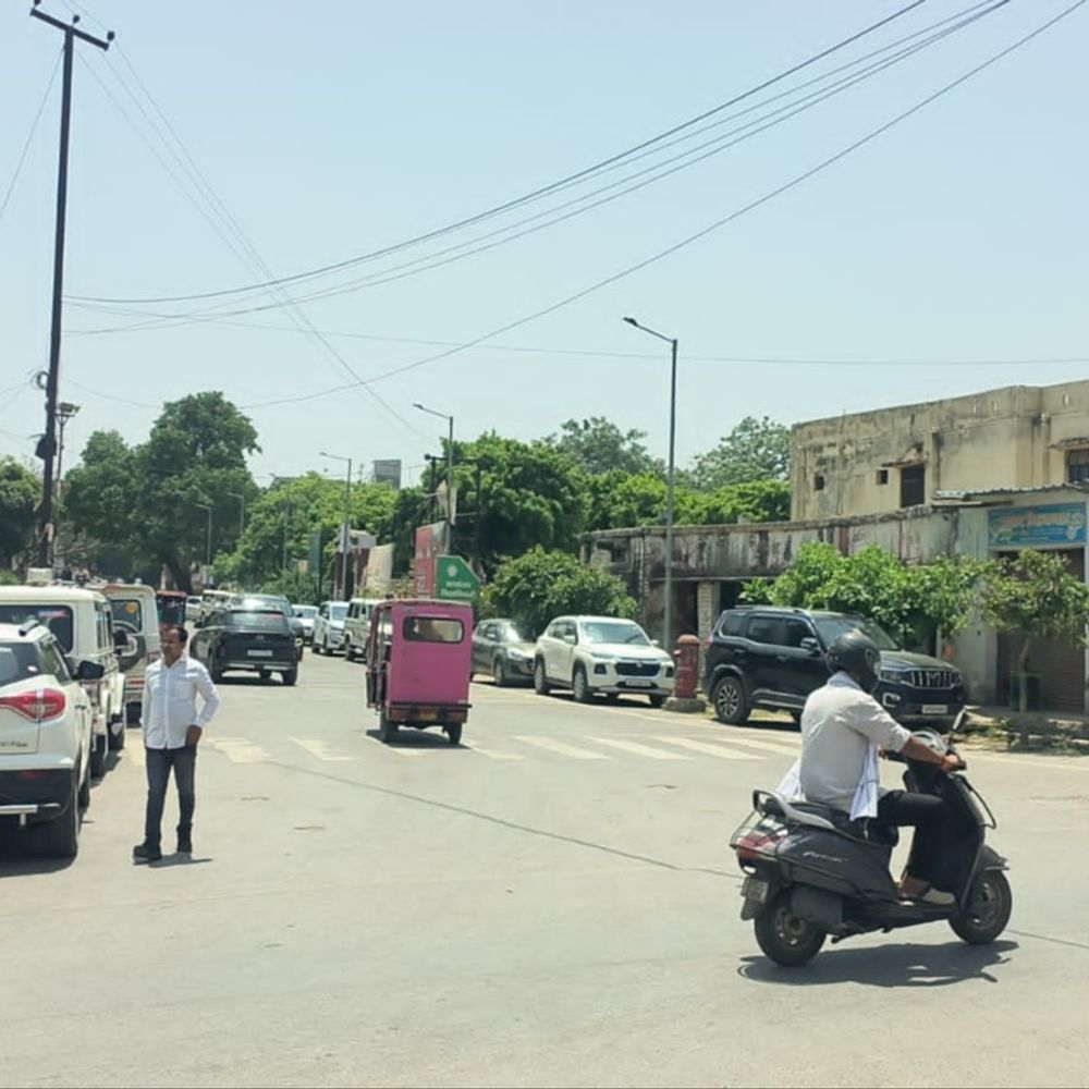 आजमगढ़ में 42 डिग्री से ऊपर पहुंचा तापमान:सड़कों पर पसरा सन्नाटा, मुंह ढककर सड़कों पर चलने को मजबूर लोग