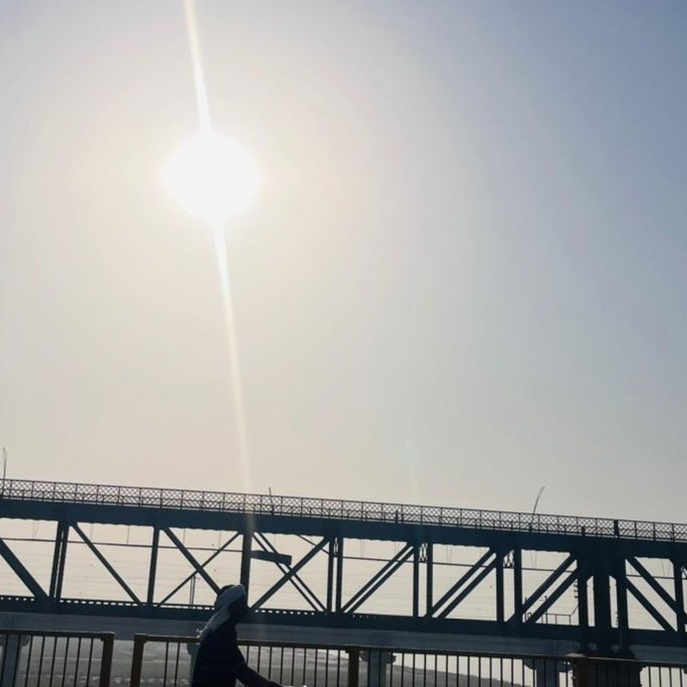 प्रयागराज में चिलचिलाती धूप ने किया बेहाल:तापमान 44°C, सुबह से ही आसमान से बरस रही आग