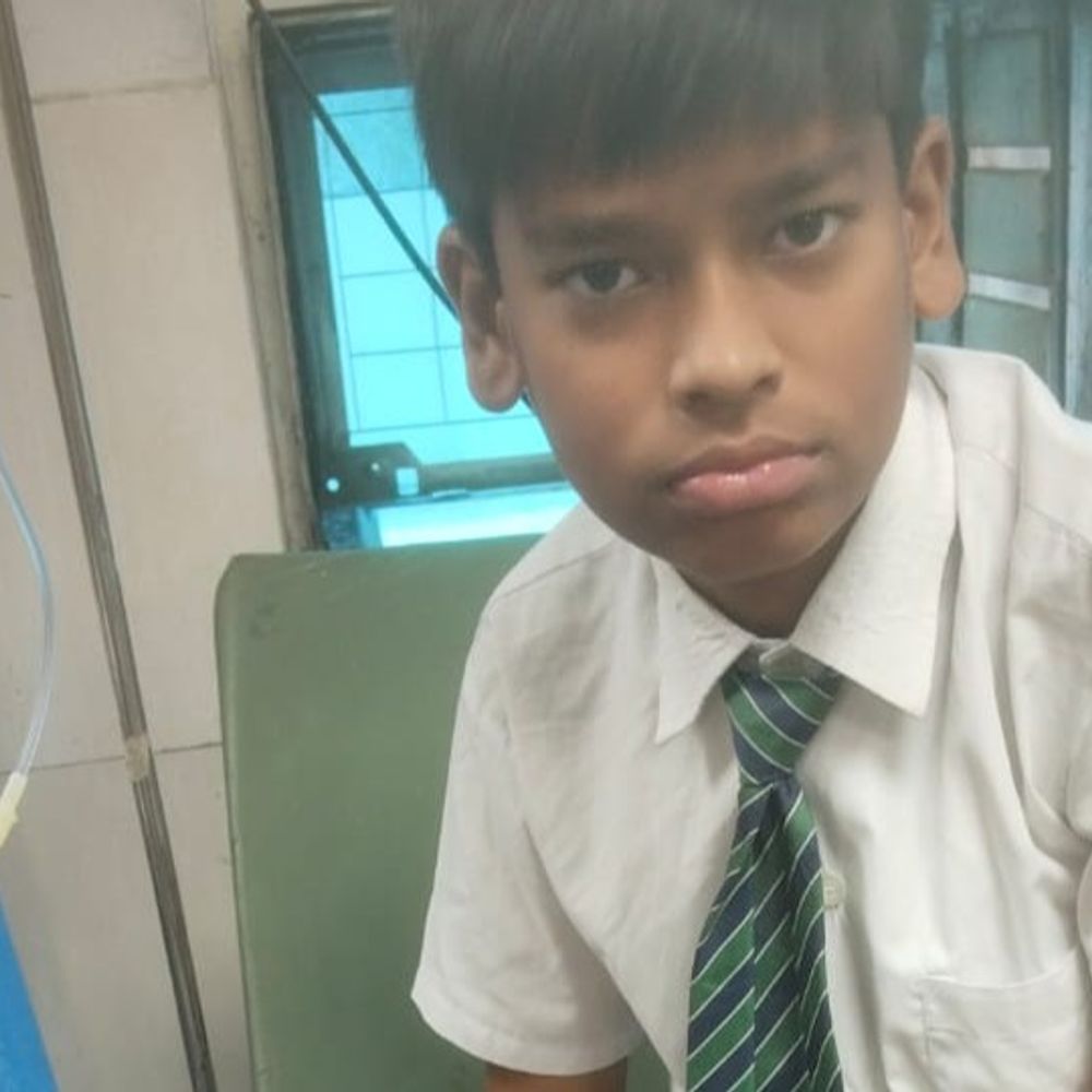 स्कूल वैन टकराने से तीन बच्चे घायल:अनिंयत्रित गाड़ी पेड़ से टकराई, नींद आने से हुआ हादसा