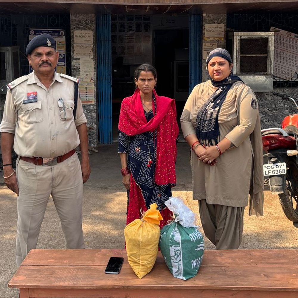 दुर्ग में गांजा बेचने वाले मां-बेटे पकड़ाए:डेरा बस्ती में 2.93 किलो गांजा और मोबाइल-कैश जब्त, नाबालिग बेटे को भी काम पर लगाया