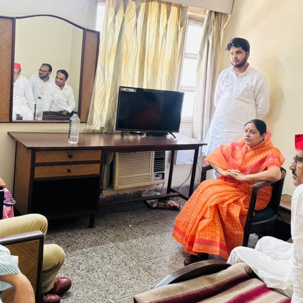 नारायनपुर छंगा जा रहे सपा डेलीगेशन को पुलिस ने रोका:मुरादाबाद की सांसद रुचिवीरा को ठाकुरद्वारा गेस्ट हाउस में रोका, विधायक नवाबजान हाउस अरेस्ट