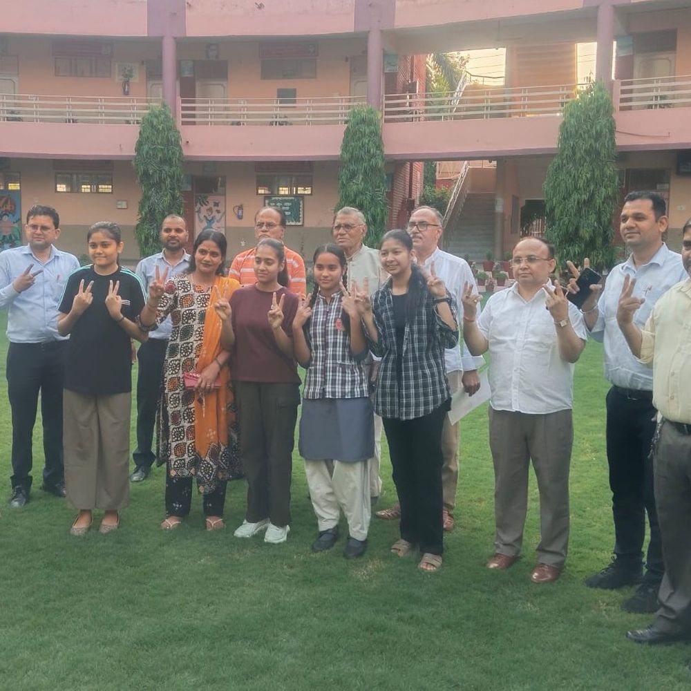 यूपी बोर्ड 10वीं-12वीं का रिजल्ट जारी:हाईस्कूल में 93.59% और इंटर में 84.02% छात्र पास ,हाईस्कूल में अदीबा बुशरा ने किया टॉप, इंटर में वंशिका उपाध्याय बनीं जिला टॉपर