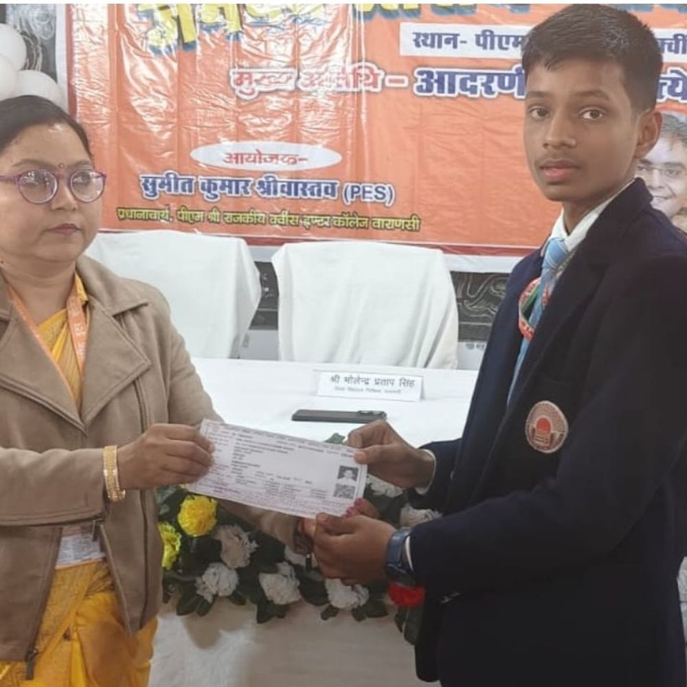 10वीं में वाराणसी के सूर्यदीप जिला टॉपर:रिजल्ट सुनकर रो पड़े क्वींस कॉलेज के प्रिंसिपल, DM से बोले- सर प्लीज कॉलेज आइए