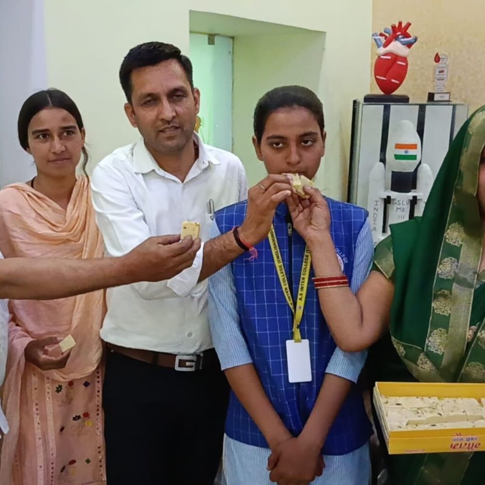 खेत में गेंहू काटने वाली वंशिका बनी जिला टॉपर:बुआ दौड़ते हुए आकर बोली तूने मेरठ में 12वीं में जिला टॉप किया है