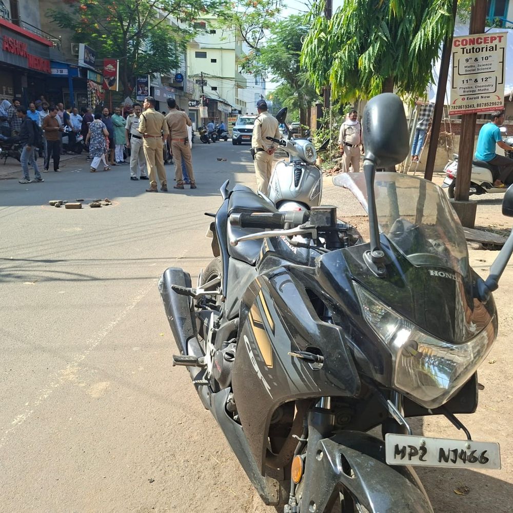 जबलपुर में इंजीनियर को गोली मारी:सुबह 8 बजे अज्ञात हमलावरों ने फायरिंग की, हालत गंभीर; मेडिकल कॉलेज रेफर