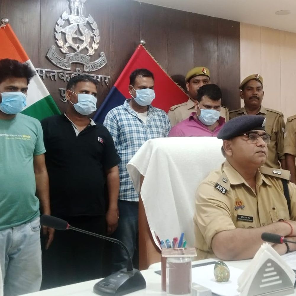 2 लाख की ठगी करने वाला 4 आरोपी गिरफ्तार:संतकबीरनगर पुलिस नकदी, कार और बाइक बरामद किया, बाजार दिखाने के बहाने ठगी