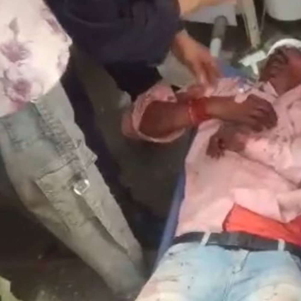 नेपाल में जीप खाई में गिरी, मां-बेटी की मौत:महराजगंज की रहने वाले थे, 18 यात्री घायल गोरखपुर बीआरडी मेडिकल कॉलेज रेफर