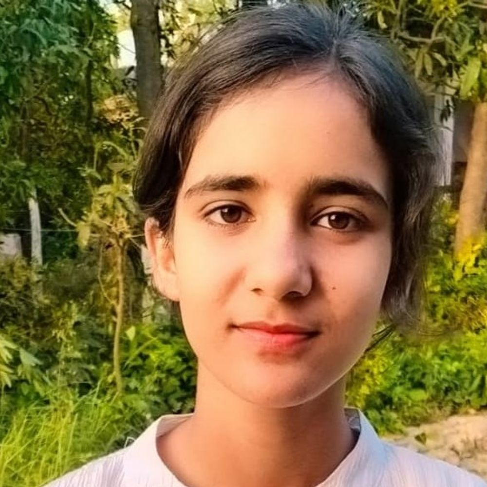 यूपी बोर्ड में जिले की बेटियों का जलवा:श्रद्धा 6वीं और आस्था 7वीं रैंक पर, स्कूलों में जश्न का माहौल