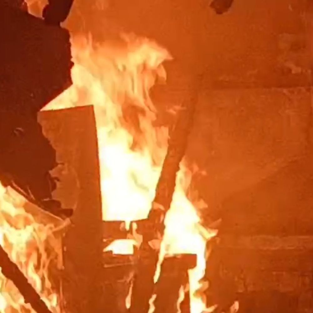 बहराइच में पंपिंग सेट दुकान में आग:लाखों का सामान जला, एक घंटे में पाया गया काबू