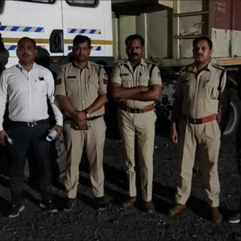 मुरैना में अवैध खनन करते दो लोग गिरफ्तार:डस्ट भरकर डंपर और पत्थर भरकर जा रहे ट्रैक्टर ट्रॉली जब्त