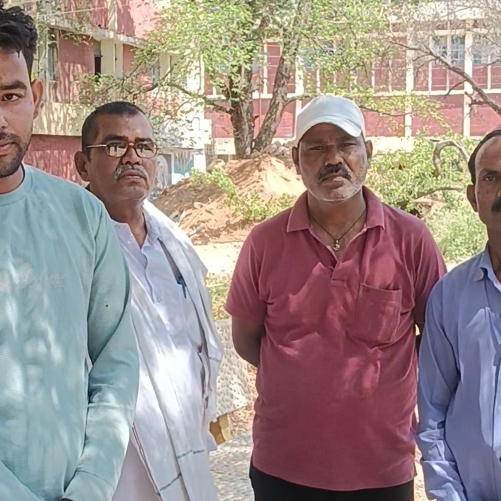 झांसी से गांव जा रहे अधेड़ को ट्रक ने कुचला:बेटे के साथ पथरी का इलाज कराने आए थे, पीछे से ट्रक ने रौंद दिया