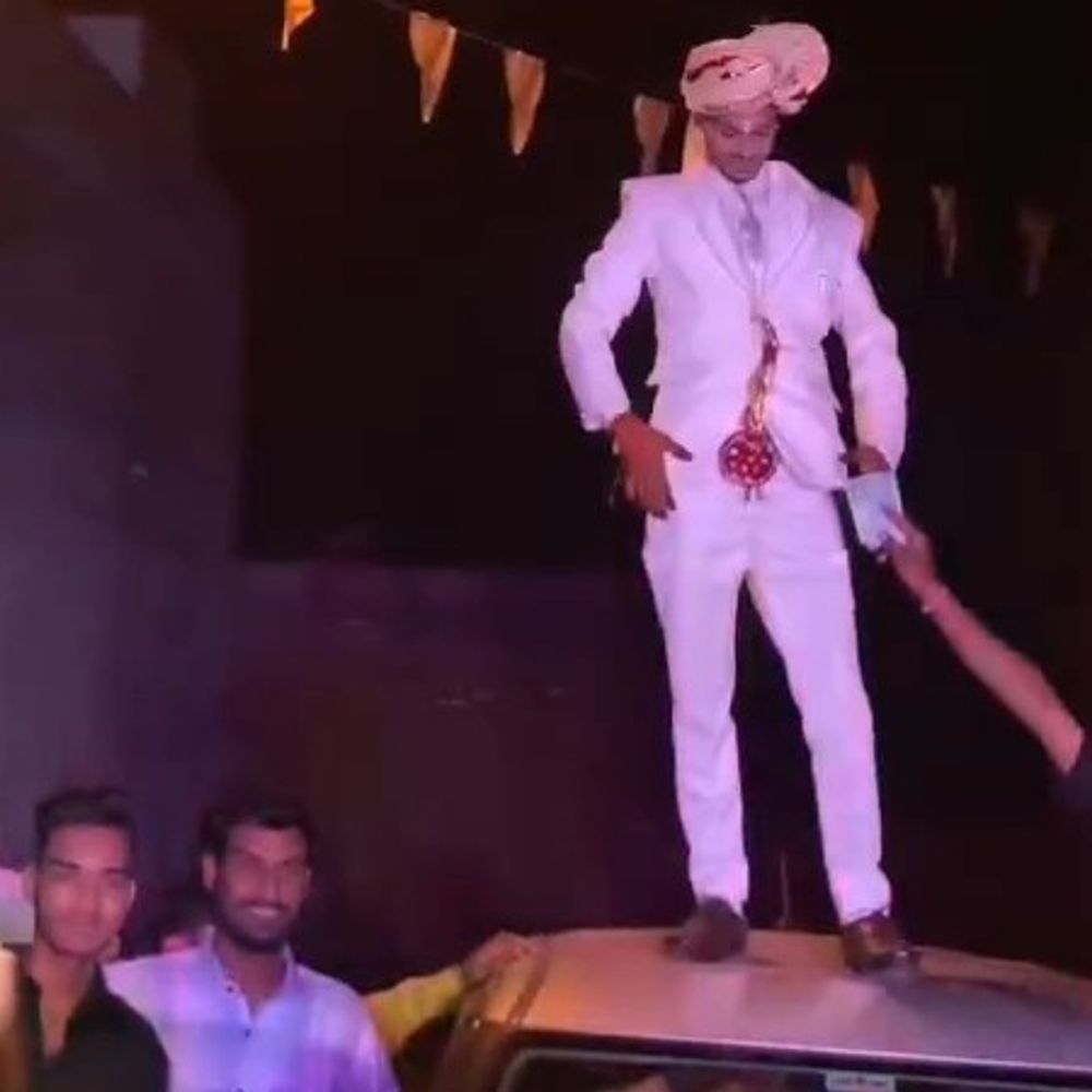 गुना में दूल्हे राजा की स्वैग वाली बारात- VIDEO:बग्गी, घोड़ी नहीं मिली तो कार की छत पर बैठकर निकला दूल्हा; डांस भी किया