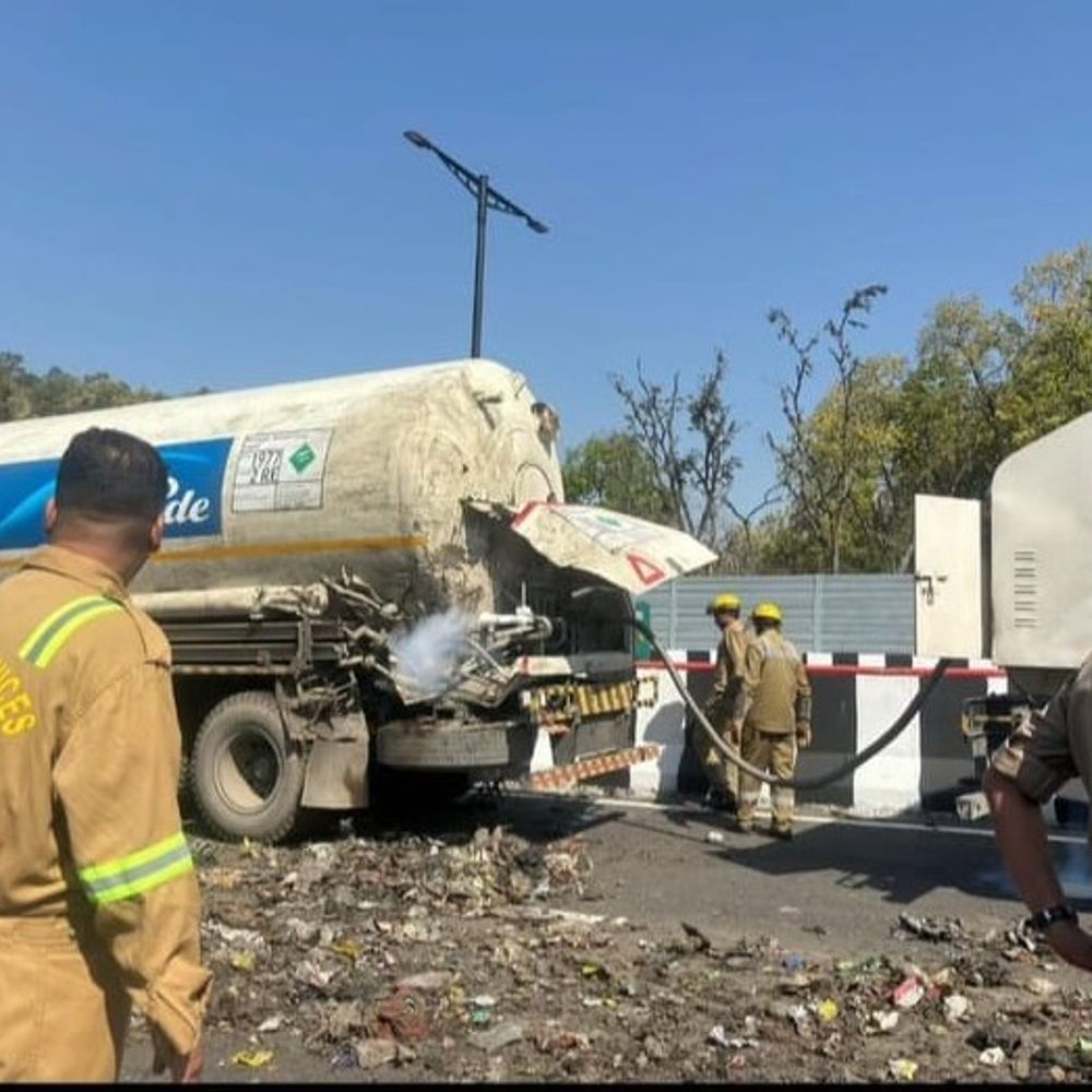 सहारनपुर में एक्सप्रेसवे पर नाइट्रोजन गैस लीक:दो ट्रकों की टक्कर के बाद हादसा, फायर टीमों ने संभाला मोर्चा