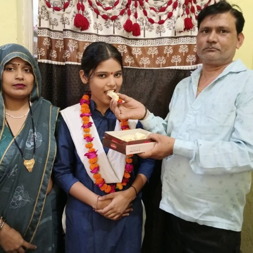 मथुरा में बोर्ड परीक्षा के टॉपर की कहानी:पिता ने हाईस्कूल नहीं की पास,बेटी ने जिला टॉप किया,मजदूर की बेटी डिफेंस सर्विस के जरिए करना चाहती है देश सेवा