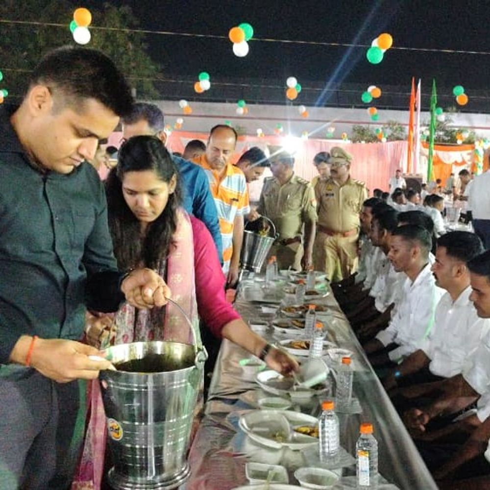 श्रावस्ती में डीएम-एसपी ने प्रशिक्षुओं को भोजन परोसा:  आरटीसी में प्रशिक्षण समापन पर आयोजन, साथ बैठकर खाया खाना – Shravasti News