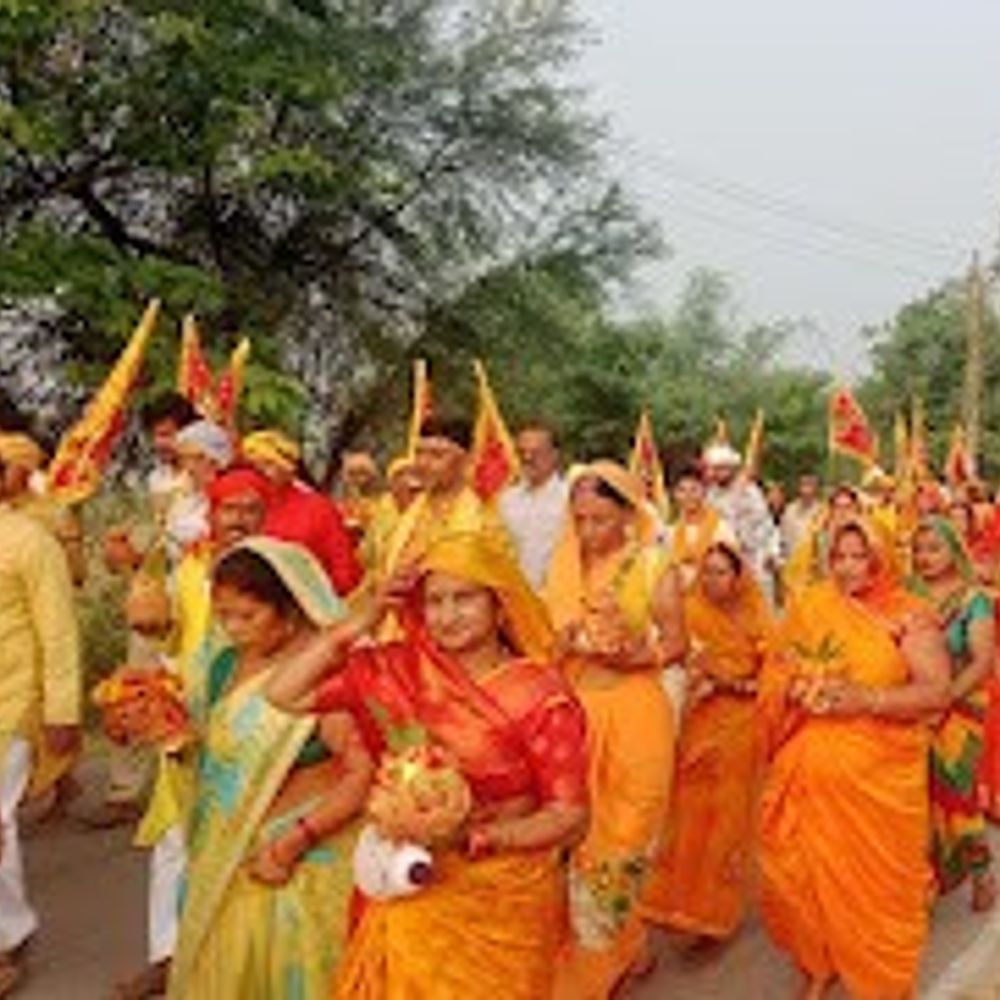बलिया में श्री विष्णु महायज्ञ के लिए कलश यात्रा निकाली:श्रीराम जानकी मंदिर में प्राण प्रतिष्ठा का हुआ आयोजन, जय श्रीराम के नारों से गूंजा शहर