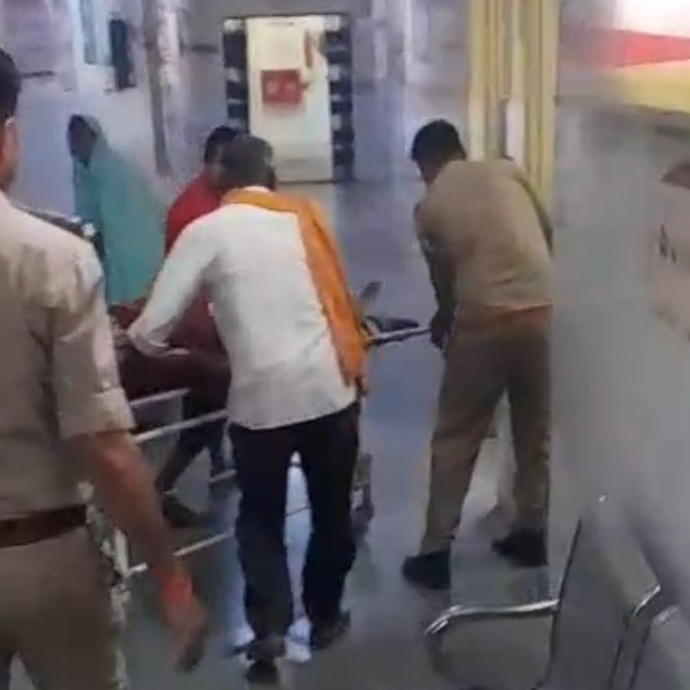 सर्राफा व्यापारी की गोली मारकर हत्या, परिजनों का हंगामा:सीएचसी के सामने की नारेबाजी, आरोपियों की गिरफ्तारी की मांग