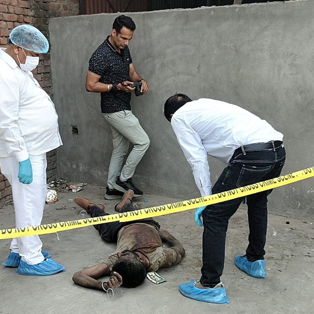 शामली में सड़क किनारे मिला व्यक्ति का शव:अत्यधिक शराब सेवन से मौत की आशंका, पुलिस जांच में जुटी