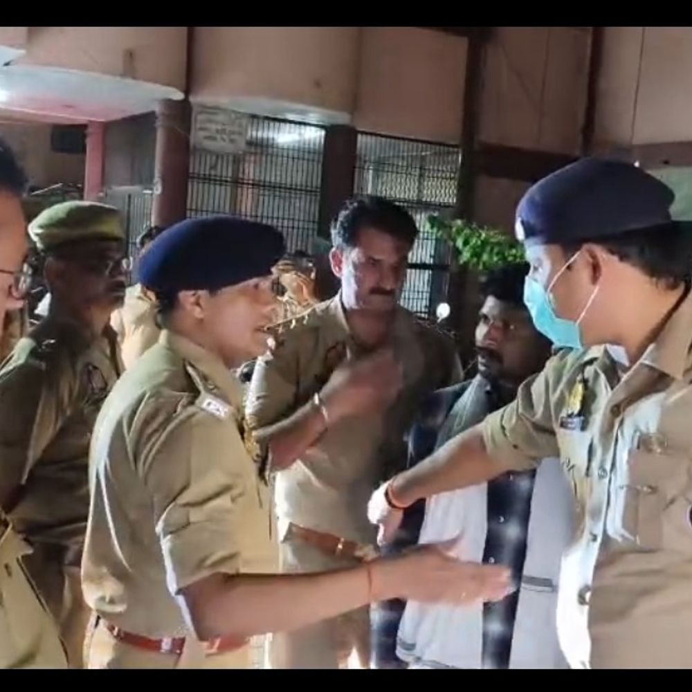 हाथरस में थाने में युवक ने लगाई फांसी:किशोरी को भगाने के आरोप में था कस्टडी में, जिला अस्पताल में तोड़ा दम