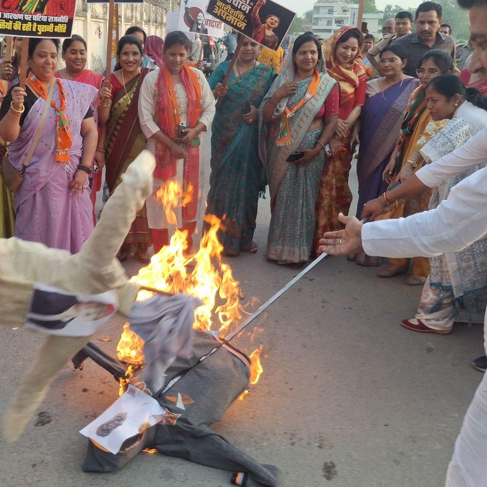 कन्नौज में भाजपा महिला कार्यकर्ताओं ने फूंका पुतला:महिला आरक्षण बिल विरोधियों के खिलाफ नारेबाजी, मंत्री भी रहीं मौजूद