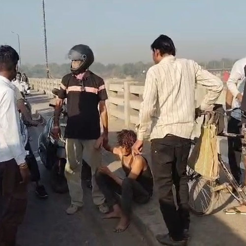 उन्नाव गंगाघाट पुल पर युवक ने कूदने का प्रयास किया:राहगीरों ने बचाई जान, पत्नी से परेशान होकर उठा रहा था कदम