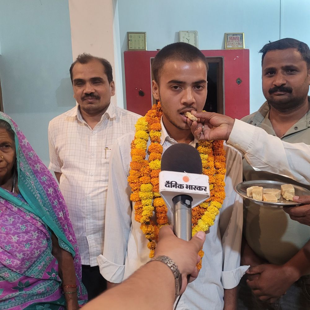 इंजीनियर बनना चाहते हैं हाई स्कूल के टॉपर विवेक यादव:पिता बोले मैं तो नहीं पढ़ पाया बेटा करेगा नाम रोशन, दादी बोली बहुत मुसीबत से आगे बढ़ा