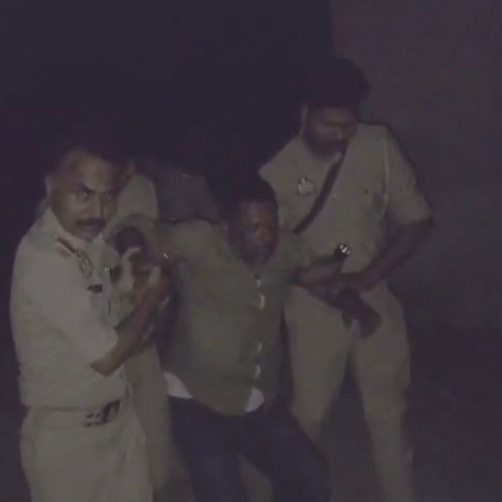 मुगलसराय में हिस्ट्रीशीटर धर्मेंद्र भारती पुलिस मुठभेड़ में घायल:कव्वाली में महिलाओं पर कमेंट से भड़का विवाद, गाड़ी रोककर फायरिंग-तोड़फोड़ की