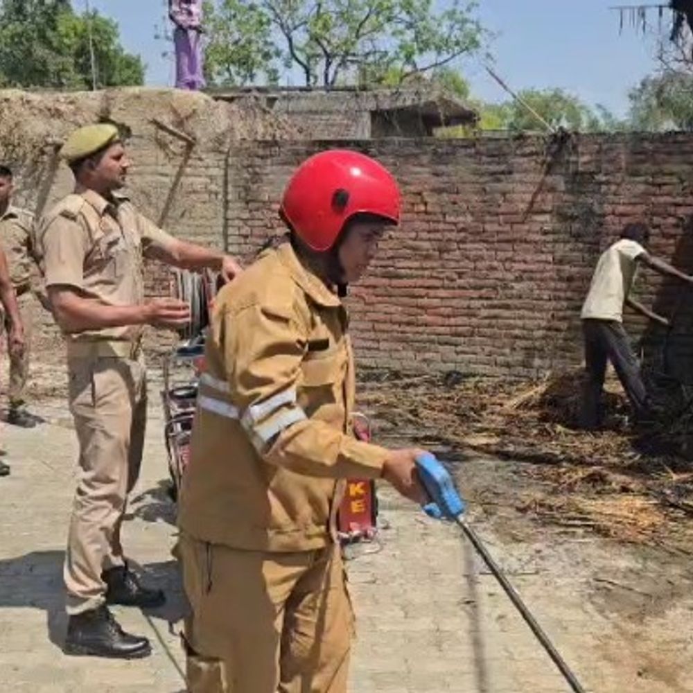 कौशांबी में शॉर्ट सर्किट से दो घरों में आग लगी:लाखों का सामान राख, मवेशी झुलसा; फायर ब्रिगेड ने आग पर पाया काबू