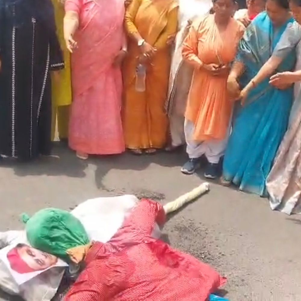 भाजपा महिला मोर्चा ने विपक्ष के खिलाफ किया प्रदर्शन:महिलाओं पर अपत्तिजनक टिप्पणी का विरोध, फूंका पुतला