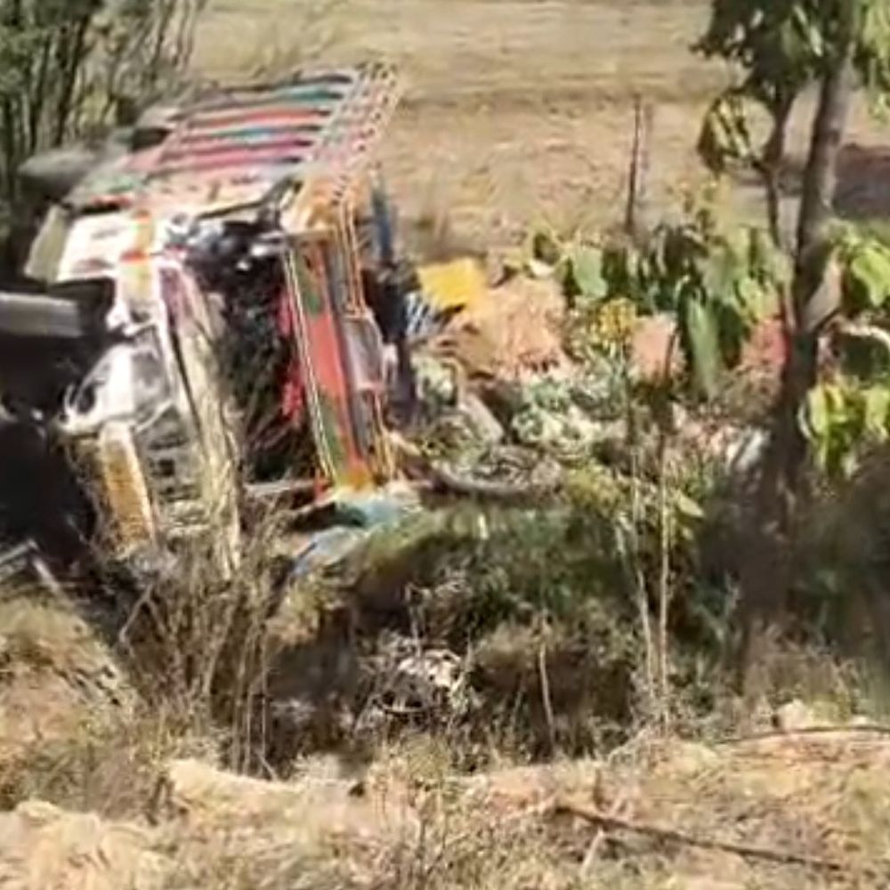 बांदा में सब्जी लदी पिकअप पलटी:सिक्स लेन के पास ट्रक से हुई टक्कर,2 लोग गंभीर रूप से हुए घायल