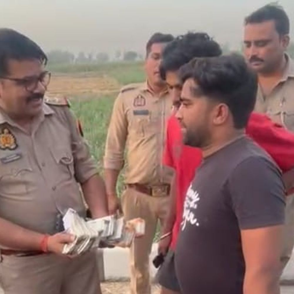 शामली हाईवे पर मिले 4 लाख रुपये:मेरठ-करनाल हाईवे पर बिखरे मिले नोट, आधा किमी तक फैली हुईं थीं 500-500 की नोटें