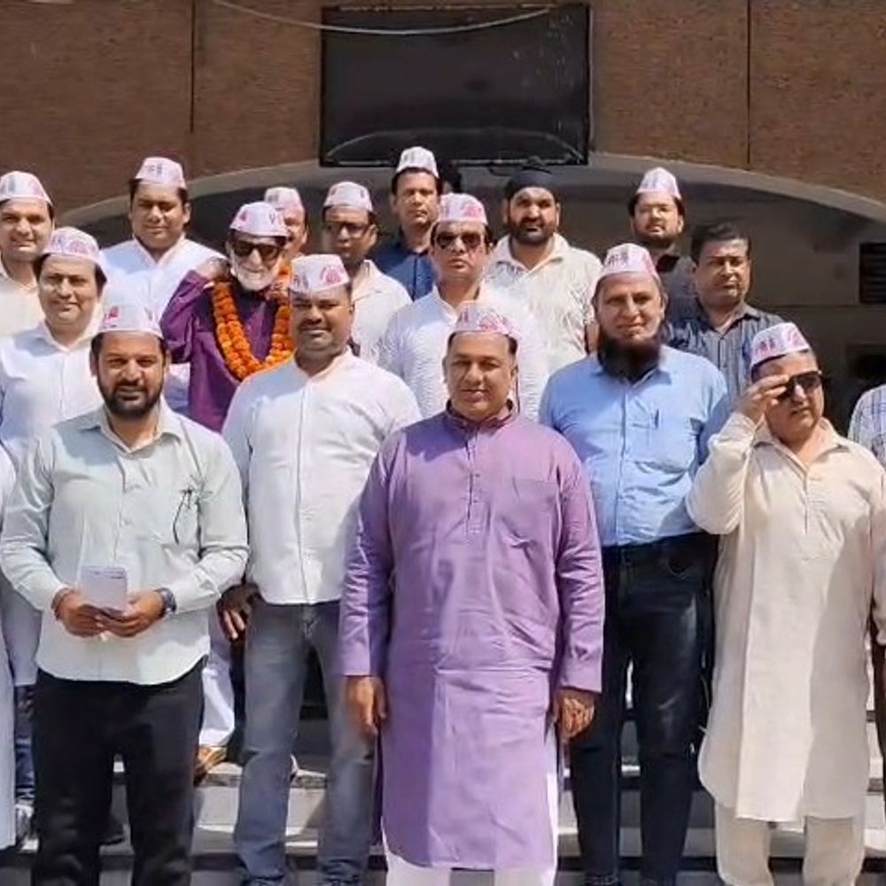 अमरोहा में DM नितिन गौड़ का स्वागत:व्यापारी सुरक्षा फोरम ने अवैध कारोबार और कब्जों पर कार्रवाई की मांग की