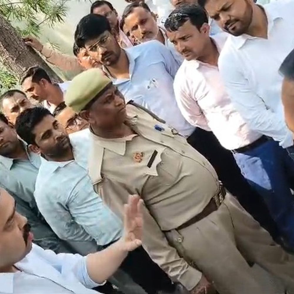 कुशीनगर के डायट परिसर में घटिया भोजन की शिकायत:प्रशिक्षुओं का हंगामा, तहसीलदार के आश्वासन पर शांत मामला