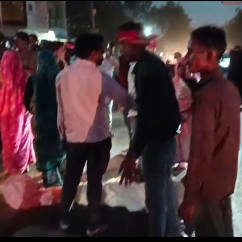 ललितपुर में युवक की मौत, परिजनों का प्रदर्शन:हत्या का मुकदमा दर्ज करने की मांग, 4 लोगों पर हमले का आरोप