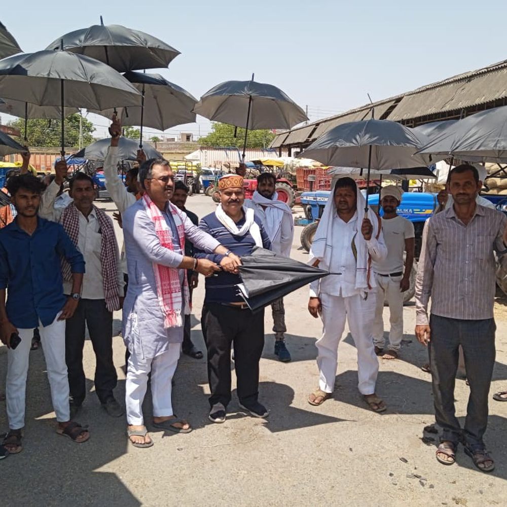 सोनभद्र में किसान नौजवान संघर्ष मोर्चा ने बांटे छाते:मंडी में किसानों को राहत, खरीद व्यवस्था पर उठाए सवाल