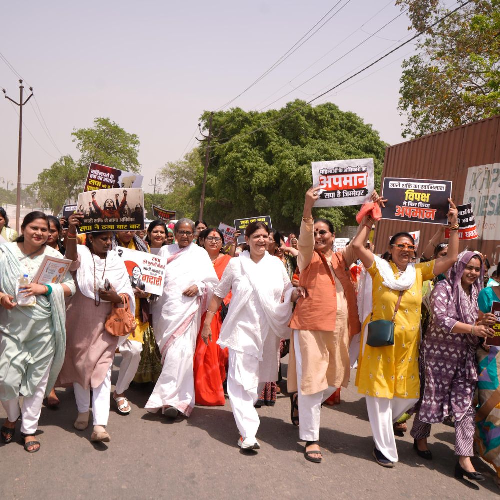 बदायूं में भाजपा ने निकाला महिला जनाक्रोश मार्च:कांग्रेस-सपा के खिलाफ महिलाओं ने जताया गुस्सा, पुतला फूंका