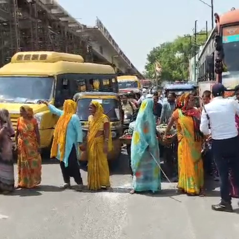 फिरोजाबाद में स्मार्ट मीटर के खिलाफ प्रदर्शन:सुहाग नगर चौराहे पर महिलाओं ने लगाया जाम