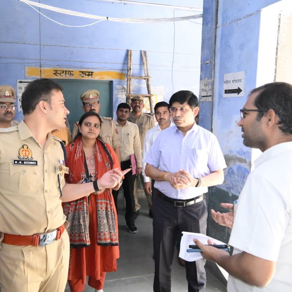 संभल में 10 केंद्रों पर होगा होमगार्ड परीक्षा का आयोजन:DM-SP ने व्यवस्थाएं जांची, 21,888 परीक्षार्थियों की CCTV से निगरानी