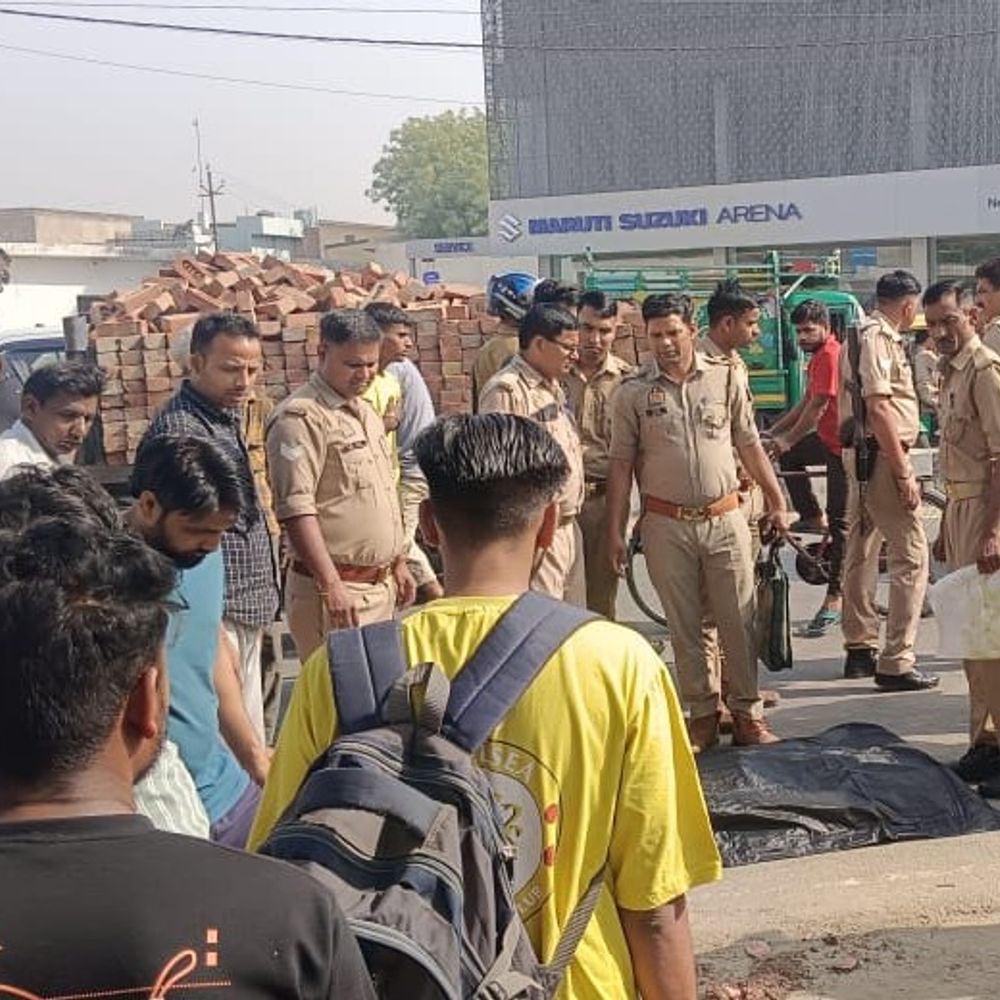 हापुड़ में ई-रिक्शा पलटा:एक की मौत, मजदूरी के लिए जा रहे थे सभी; पुलिस ने शव पोस्टमॉर्टम के लिए भेजा