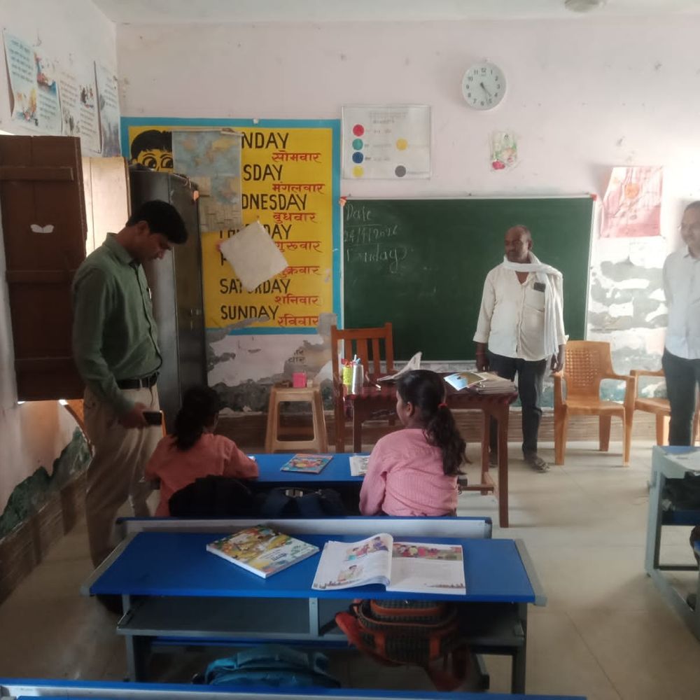 स्कूलों में अनियमितता पर शिक्षकों का वेतन रुका:बीकापुर-पूरा ब्लॉक के परिषदीय विद्यालयों में BSA ने की कार्रवाई