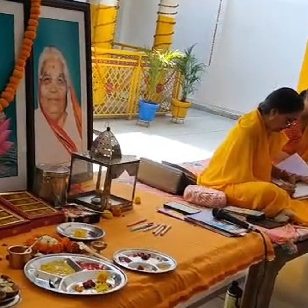 लखनऊ में गायत्री शक्तिपीठ में आध्यात्मिक ऊर्जा का संगम:सामूहिक मंत्र लेखन और दीपयज्ञ कार्यक्रम का हुआ आयोजन