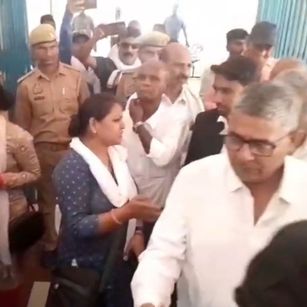 फतेहपुर कलेक्ट्रेट में अधिवक्ताओं-LIU कर्मी में झड़प:ज्ञापन देने के दौरान हुआ विवाद, महिला कर्मी पर जबरन उलझने का आरोप