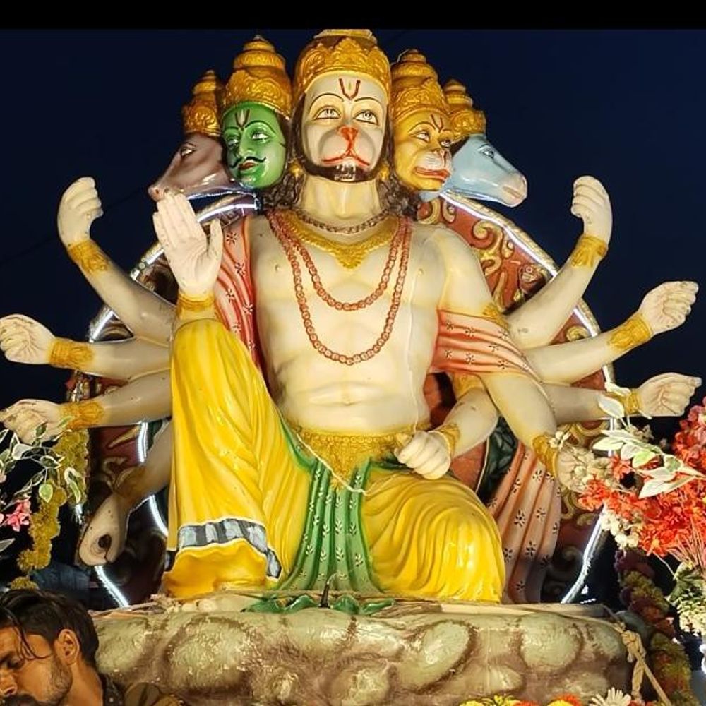 कासगंज में चित्रगुप्त जयंती पर शोभायात्रा निकली:लोगों ने पुष्प वर्षा कर जगह-जगह किया स्वागत, फोर्स तैनात