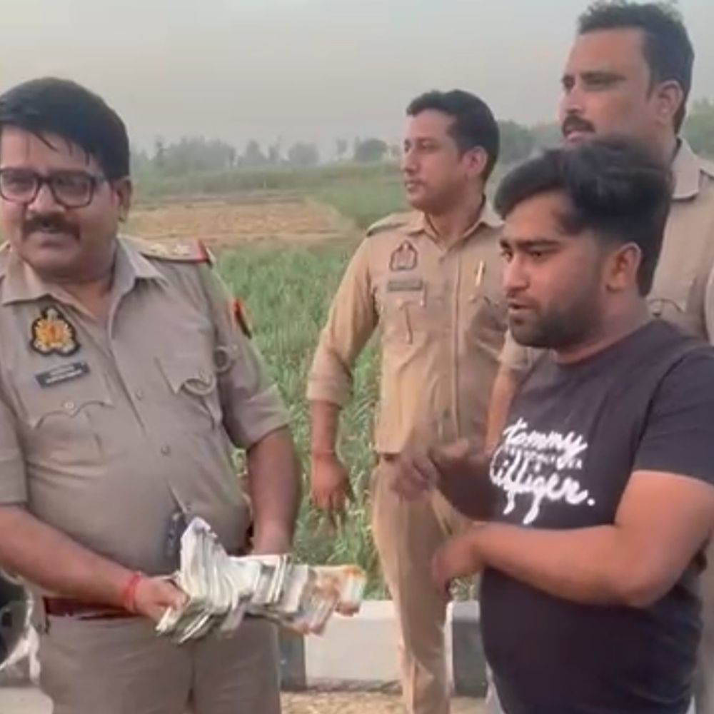 मेरठ-करनाल हाईवे पर नोटों की गड्डियां बिखरीं:500 और 200 के नोट सड़क पर मिले, पुलिस ने जांच शुरू की