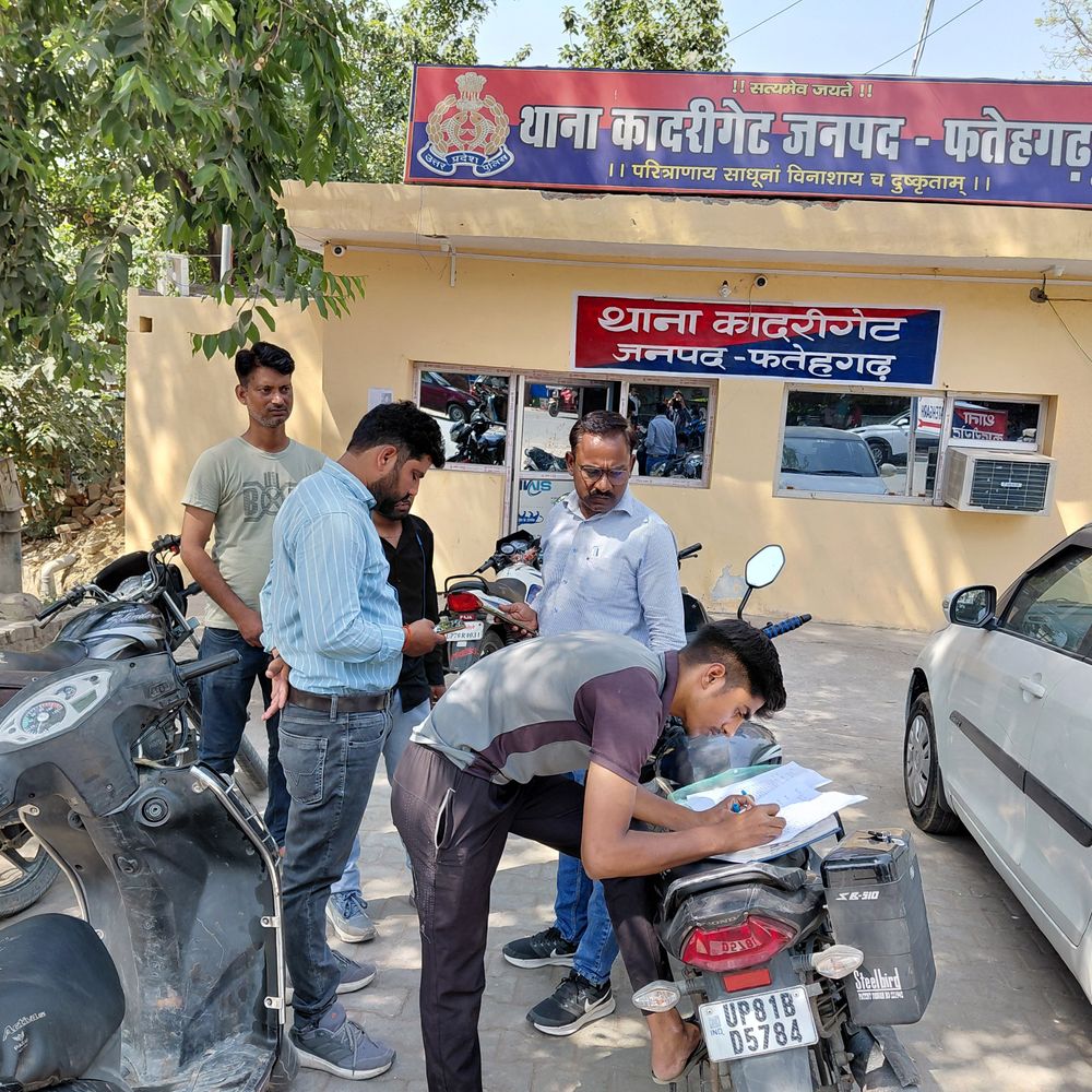 जेई साथ धक्का मुक्की, मेड के साथ मारपीट का आरोप:रास्ते पर नाली खुदाई के दौरान विवाद, भाजपा नेता पर लगाया आरोप