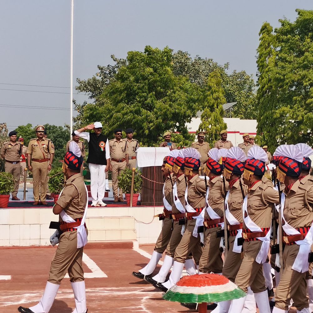 मऊ में रिक्रूट आरक्षियों की पासिंग आउट परेड रिहर्सल:SP ने ली सलामी, अनुशासन और तालमेल का प्रदर्शन, उत्कृष्ट आरक्षियों को मिला सम्मान