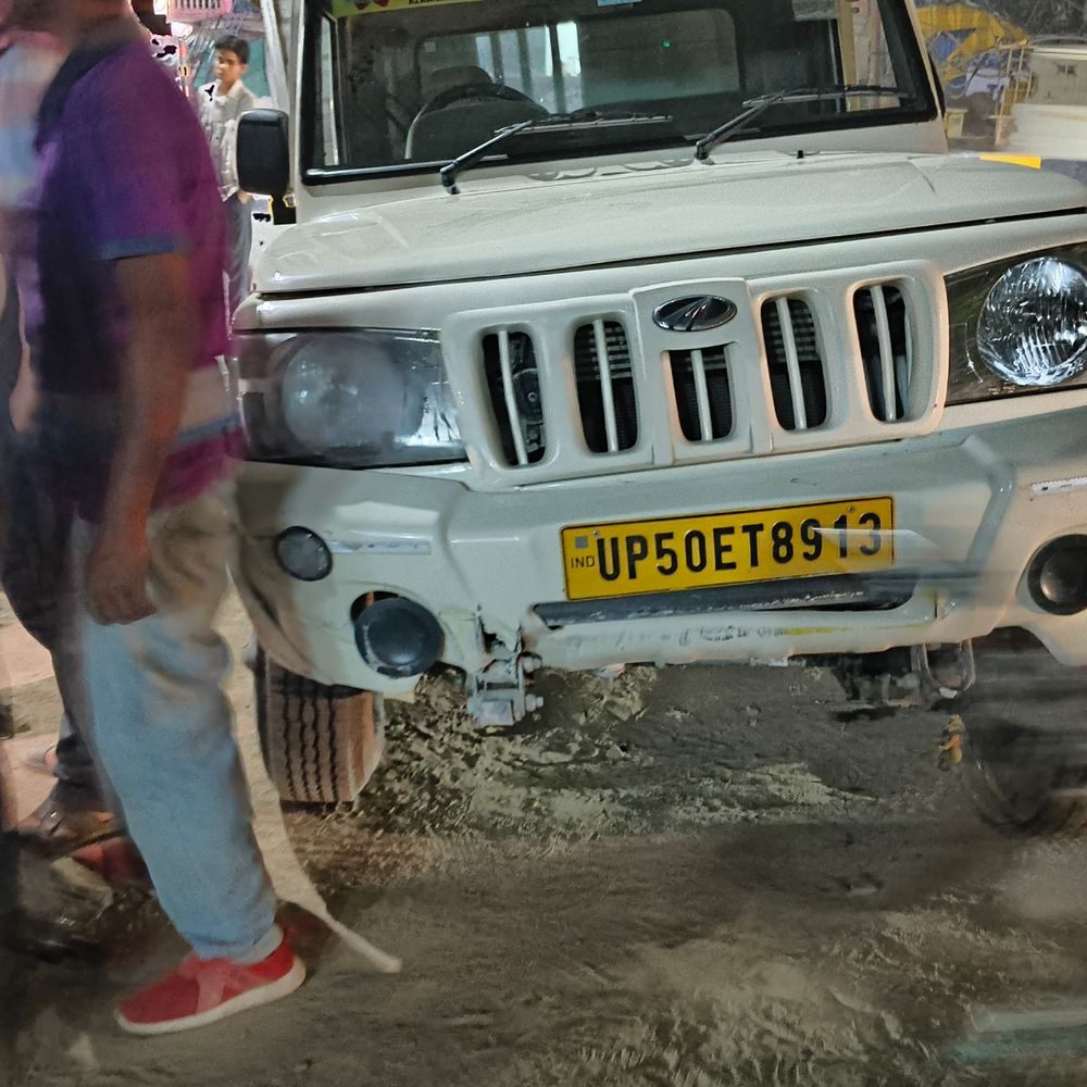 मऊ में डिवाइडर से टकराकर पिकअप पलटी:चालक बाल-बाल बचा, गोरखपुर-वाराणसी हाईवे पर हुआ हादसा