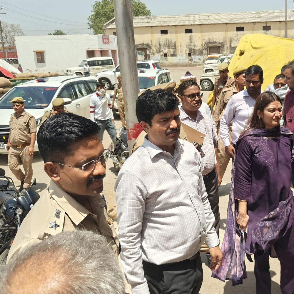 डीएम-एसएसपी ने गेहूं खरीद केंद्रों का निरीक्षण किया:एटा में किसानों की फसल पारदर्शी ढंग से खरीदने के निर्देश दिए