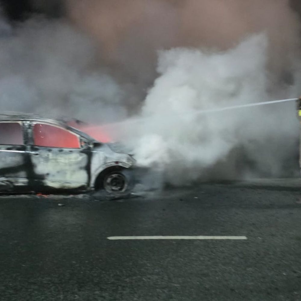 फ्लाईओवर में चलती कार में लगी आग, VIDEO:धुआं निकलते ही गाड़ी रोककर उतरा ड्राइवर, हापुड़ से गाजियाबाद जा रहा था